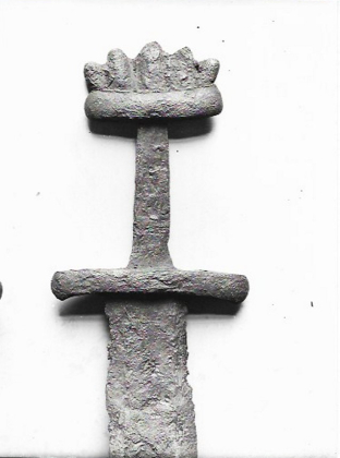 Sverd fra gravr&oslash;ys med v&aring;pen til 4 menn fra 900-tallet