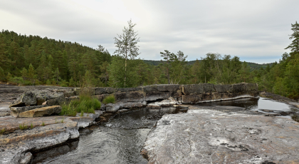Bellands&aring;na, Vegusdal, flotingsmur
