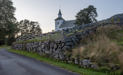 Fjotland kyrkjegard, Kvinesdal, st&oslash;ttemur