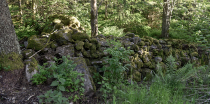 H&aring;rtveit, Grindheim, steingjerde