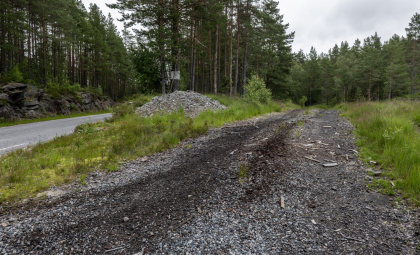 Ivelandsvegen, Tingtj&oslash;nn, gamal vegsl&oslash;yfe