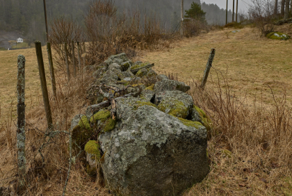 Kvinartolla, Engesland, Birkenes, steingjerde