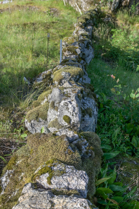 &Oslash;ygarden, Bjelland, steingjerde