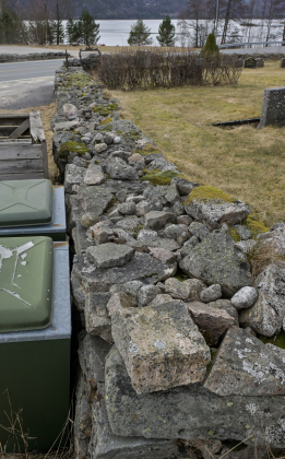 &Aring;rdal nye kyrkjegard, Grendi, Bygland, steingjerde