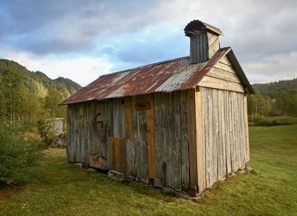 Kv&aelig;ven bygdetun, Sirdal, smie