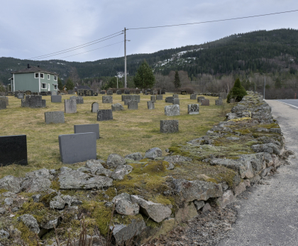 &Aring;rdal nye kyrkjegard, Grendi, Bygland, steingjerde