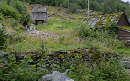 Skredhaugen, Lofthus, steingjerde