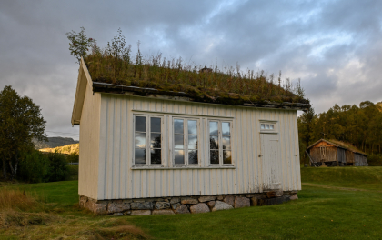 Kv&aelig;ven bygdetun, Sirdal, skulehus
