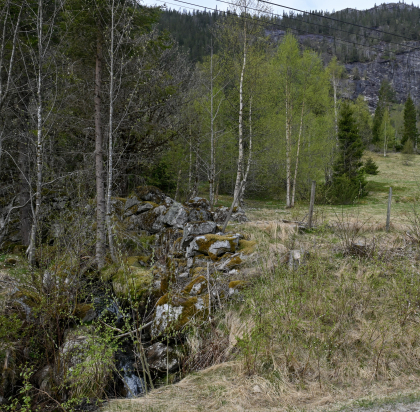 Badstogbekken, Langeid, Bygland, st&oslash;ttemur