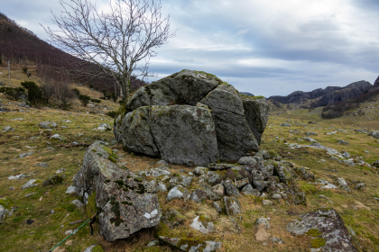 Murer ved steinblokk