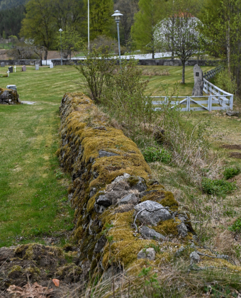 Evje kyrkjegard, kyrkjegardsmur