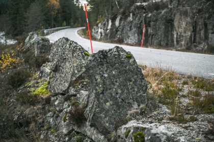 Gamle Gj&oslash;vdalsvegen, &Aring;mli, st&oslash;ttemur og stabbestein