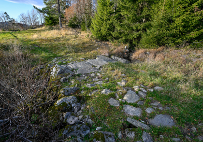 Gautestad, Evje, steinhellebru