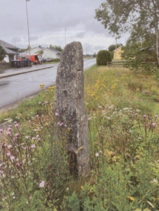 3118 558 Grindstolpe p&aring; Morstongveien ved Veiby