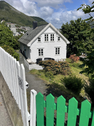 Det gamle skulehuset i M&aring;l&oslash;y