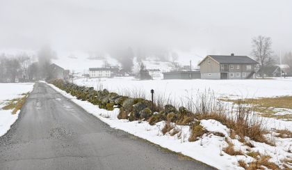 &Aring;kre, Valle, steingjerde