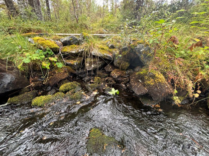 Kvernhus fundament i bekken Mela