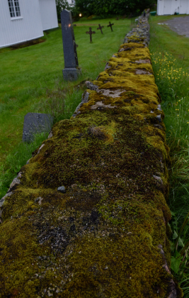 &Aring;rdal kyrkjegard, Grendi, Bygland, kyrkjegardsmur
