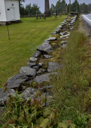 &Aring;rdal kyrkjegard, Grendi, Bygland, kyrkjegardsmur