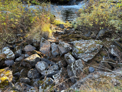 Kvernhus i bekken Mela