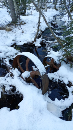 Rester etter gammel sag eller m&oslash;lle