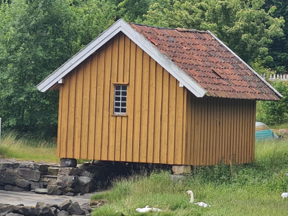 Gammelt b&aring;thus i Fl&oslash;devigen