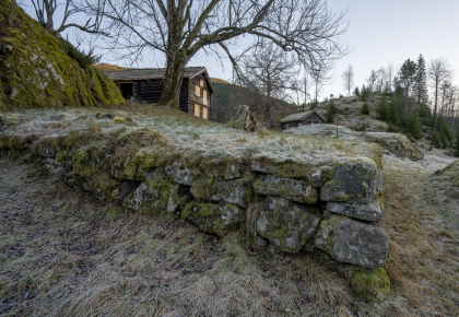 Nordigard, Tveiti, Valle, bakkemur
